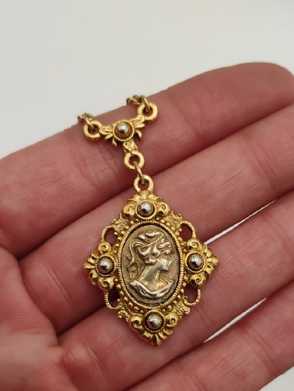 1928 Victorian Revival Cameo Style Gold Tone Necklace 16" - Picture 2 of 5